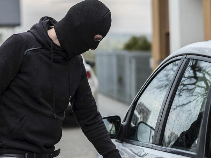 اضغط لمشاهدة الفيديو: لص يصاب بنوبة قلبية أثناء سرقة سيارة!